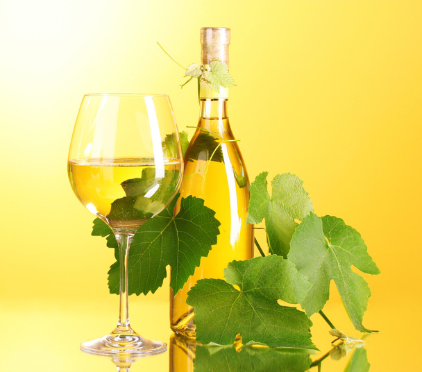 White wine on yellow background - Fotoğraf, Görsel