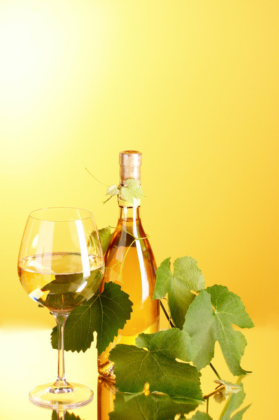 White wine on yellow background - Φωτογραφία, εικόνα