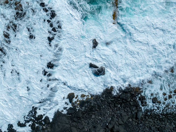 Vista aérea desde Ponta do Castelo, costa rocosa en la costa oeste de la isla de Sao Miguel, Azores, Portugal. - Foto, imagen