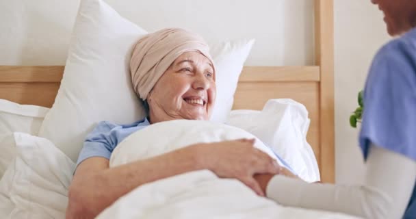 Stará žena, ošetřovatelské ruce a podpora v posteli doma, péče a pomoc při rehabilitaci. Happy pečovatel, ložnice a pohodlí nemocní starší pacienti, konverzace a lékařské léčení, zdravotní péče nebo wellness. - Záběry, video