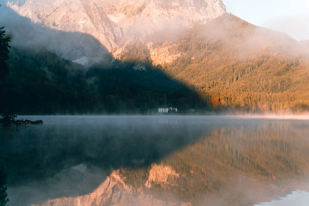 Αυστριακές Άλπεις το φθινόπωρο. Όμορφο τοπίο με ομίχλη πάνω από Langbathseen λίμνη. - Φωτογραφία, εικόνα