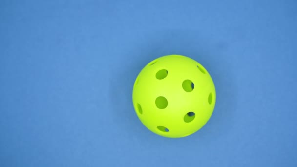 Gros plan des boules de pickleball sur le terrain. Pickleball est le sport américain qui croît le plus vite - Séquence, vidéo