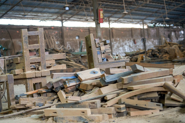 Eine geschäftige und chaotische Möbelfabrik - Foto, Bild