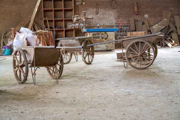 Vozík v továrně na zpracování nábytku - Fotografie, Obrázek