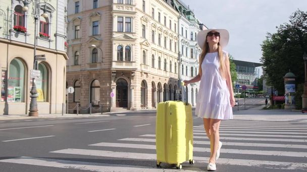 Piękna dziewczyna w białej sukience i kapeluszu przyjechała do Pragi. Wakacje letnie w Republice Czeskiej. - Zdjęcie, obraz