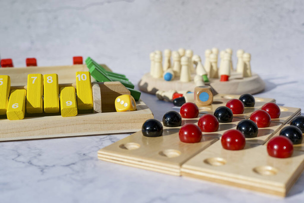 Berlín, Alemania - 25 de septiembre de 2023: Juegos de mesa de madera diferentes con accesorios de juego. - Foto, Imagen