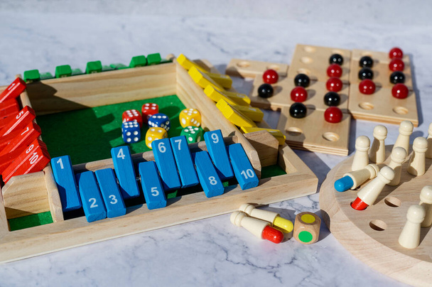 Berlino, Germania - 25 settembre 2023: Diversi giochi da tavolo in legno con accessori da gioco. - Foto, immagini