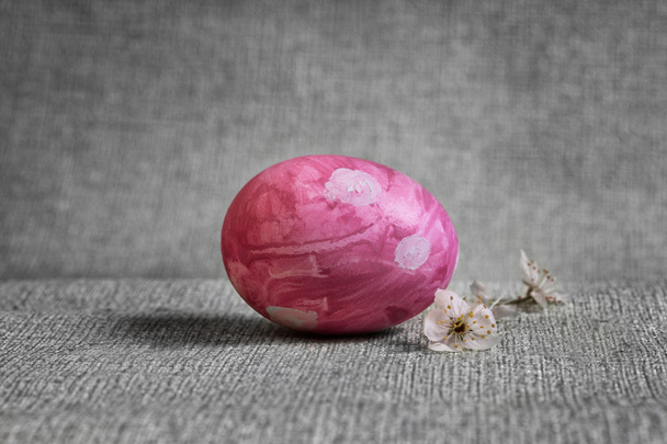 Pink egg with white polka dots with flower Easter - Fotografie, Obrázek