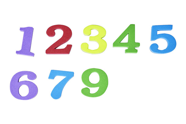 Kolorowe numery magnetyczne na białym tle - Zdjęcie, obraz