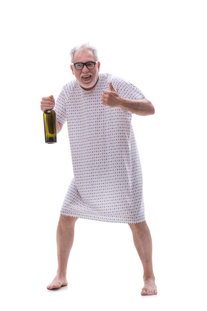 Hombre alcohólico loco envejecido aislado en blanco - Foto, imagen