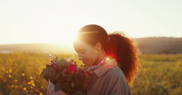 Žena, kytice a květiny při západu slunce, venkovní nebo vůně s myšlením, úsměvem nebo vděčností za dárek v přírodě, Dívka, květinový dárek a šťastný na venkově, pole nebo svoboda na Valentýna dovolená. - Záběry, video