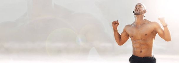 Fitness, cuerpo y celebración con un hombre en la maqueta de banner para el éxito o la victoria durante un entrenamiento cardiovascular. Ejercicio, espacio y un joven atleta sin camisa animando al final de su carrera de entrenamiento. - Foto, imagen