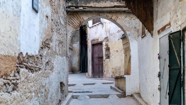 Régi, kopott keskeny utak Medina Fes város, hogy megy körül a régi város. - Fotó, kép