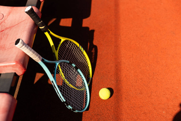 Μπάλα τένις υψηλής θέασης με ρακέτα. Υψηλής ποιότητας φωτογραφία - Φωτογραφία, εικόνα