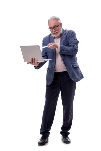 Bilgisayarlı yaşlı adam beyazda izole edilmiş. - Fotoğraf, Görsel