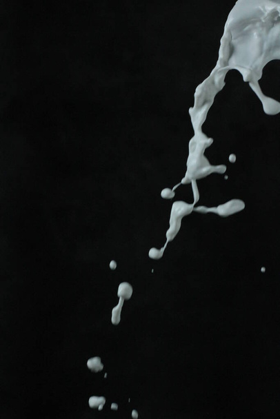 Mléko stříknutí izolované na černém pozadí - Fotografie, Obrázek