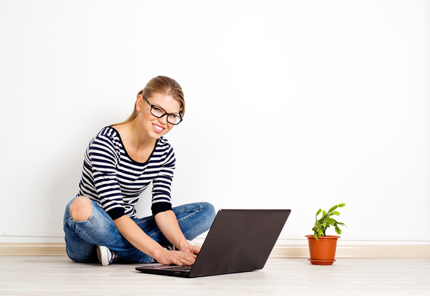 kobieta pracuje na laptopie - Zdjęcie, obraz