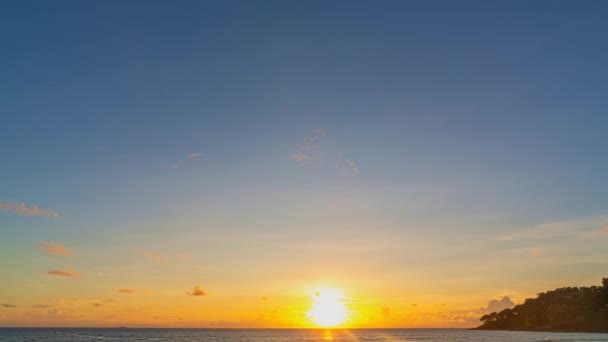 time lapse wideo niesamowite zachody słońca niebo nad oceanem - Materiał filmowy, wideo
