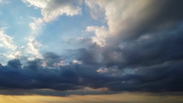 Высокая облачность и тучи над британским городом Англия. Luton, England Великобритания, UK.  - Кадры, видео