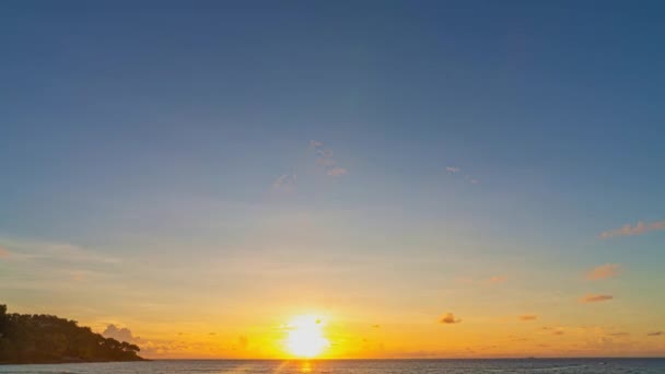 lapso de tempo de vídeo incrível céu por do sol acima do oceano - Filmagem, Vídeo