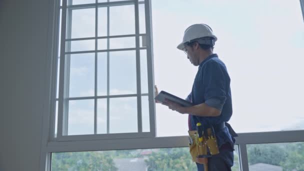 Az ingatlanellenőr ellenőrzi vagy megvizsgálja a felújítási ház fejlesztési projektjének berendezéseit. - Felvétel, videó