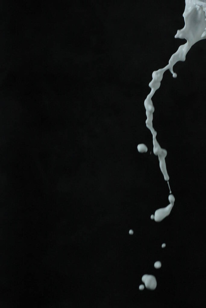 valkoinen roiske mustilla pisaroilla - Valokuva, kuva