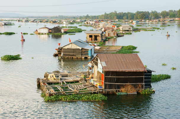 Азиатская аквакультура, река Ла-Нга, плавучий дом
 - Фото, изображение