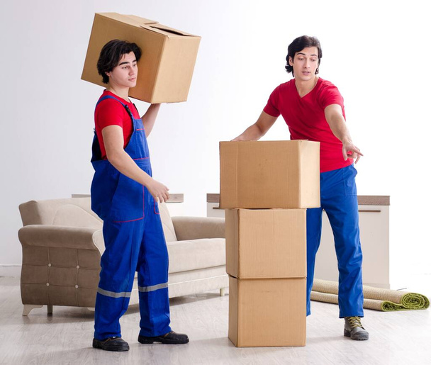 Os dois jovens empregados contratados movendo pertences pessoais - Foto, Imagem