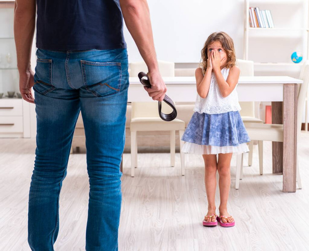 O pai zangado punindo sua filha
 - Foto, Imagem