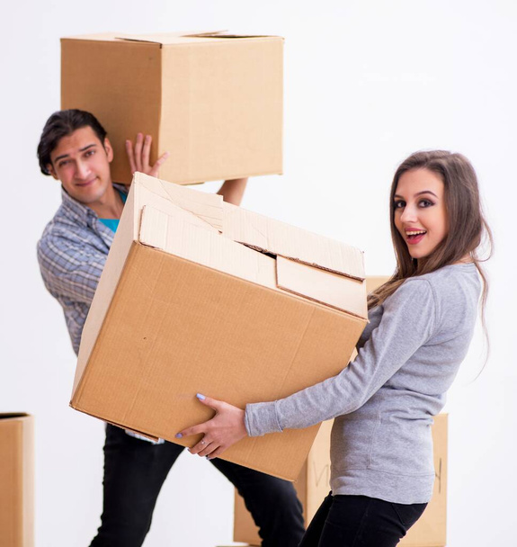 Молода пара переїжджає на нову квартиру
 - Фото, зображення