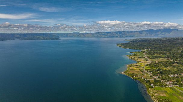 Vista superior de Samosir é uma grande ilha vulcânica no Lago Toba, localizado no norte da ilha de Sumatra, na Indonésia - Foto, Imagem