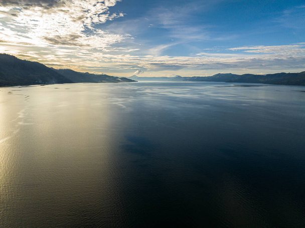 Légi drón a Toba tónál és Samosir szigetnél naplementekor. Szumátra, Indonézia. - Fotó, kép
