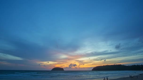 čas lapse video úžasné západu slunce oblohy nad oceánem na pláži Karon, Phuket, Thajsko - Záběry, video