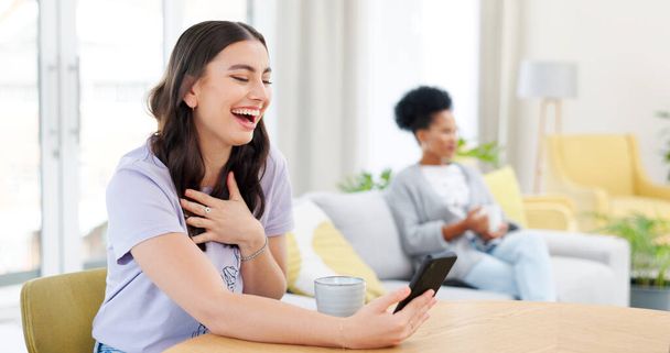 Puhelin, nauraa ja nuori nainen olohuoneessa katsomassa videota sosiaalisessa mediassa tai mobiilisovelluksessa. Onnellinen, matkapuhelin ja nainen henkilö lukeminen hauska viesti internetissä oleskelutilassa asunnossa - Valokuva, kuva