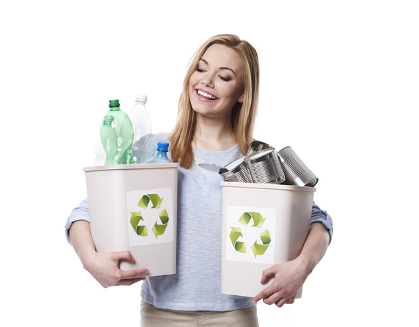 Mujer joven en concepto de reciclaje de plástico
 - Foto, imagen