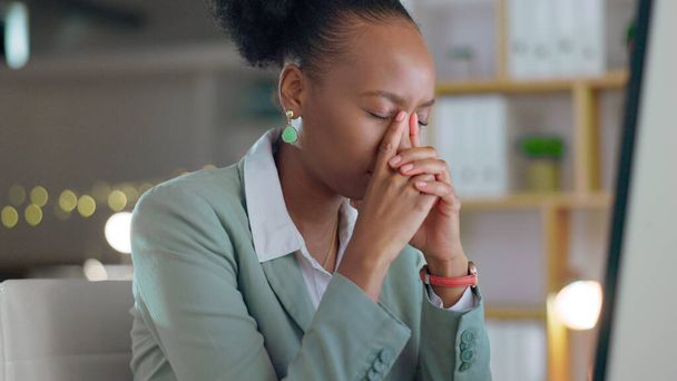 Stress, hoofdpijn en zwarte vrouw in het kantoor met vermoeidheid, probleem en overwerkt met gezondheidsproblemen. Afrikaanse persoon, werknemer en adviseur met computer, migraine en burn-out van angst en moe. - Foto, afbeelding