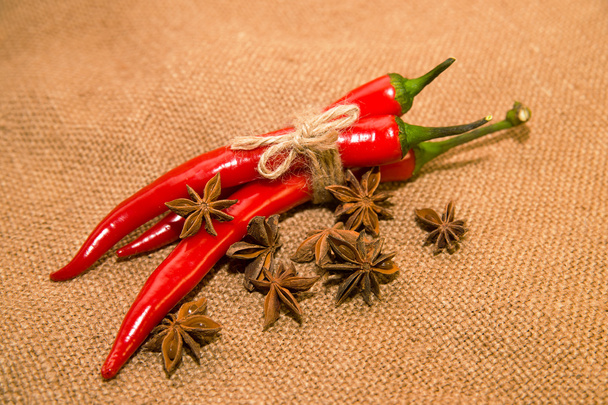 Чили перец, связанный веревкой и звезды анисовые фрукты на старый тромб
 - Фото, изображение