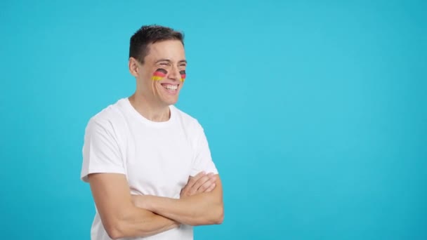 Videó a stúdióban egy boldog ember krómjával, német zászlóval az arcára festve, félrenézve az üres másolótérre. - Felvétel, videó