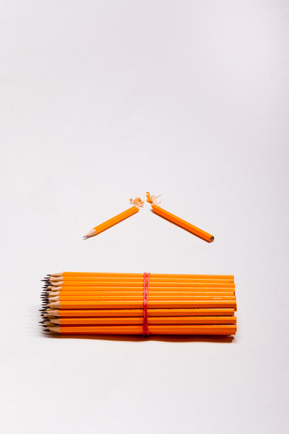 Matite gialle e una matita rotta
 - Foto, immagini