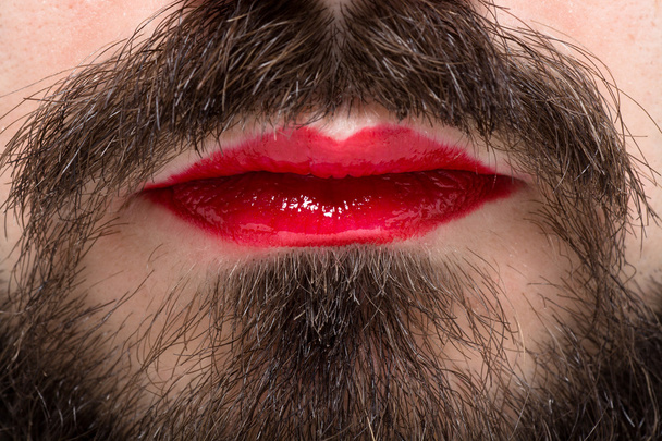 Мужской рот с красной помадой
 - Фото, изображение