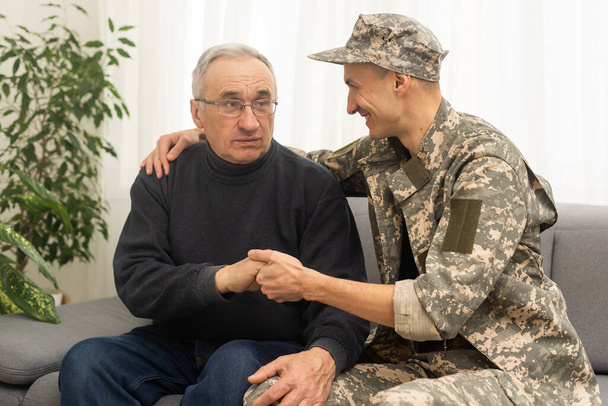 an elderly father and a military son. - Foto, Bild