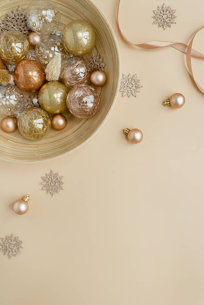 Navidad, composición de las fiestas de Año Nuevo. Bolas de bolas de Navidad de oro, estrellas sobre fondo beige neutro. Flat lay, maqueta festiva vista superior con espacio de copia en blanco - Foto, imagen