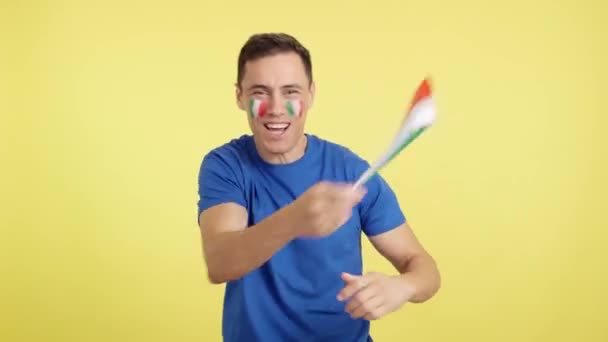 Βίντεο στο στούντιο με chroma ενός ιταλού υποστηρικτή ουρλιάζοντας και κουνώντας μια εθνική σημαία, ζητωκραυγάζοντας την ομάδα του στη νίκη και γιορτάζοντας με πάθος - Πλάνα, βίντεο