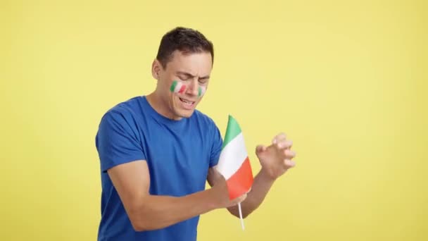 Video in studio con croma di un nervoso tifoso italiano durante una partita emozionante che alla fine si perde distogliendo lo sguardo - Filmati, video