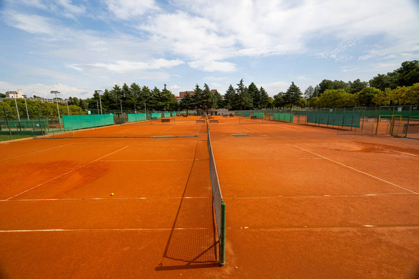 grote tennisbaan buiten - Foto, afbeelding