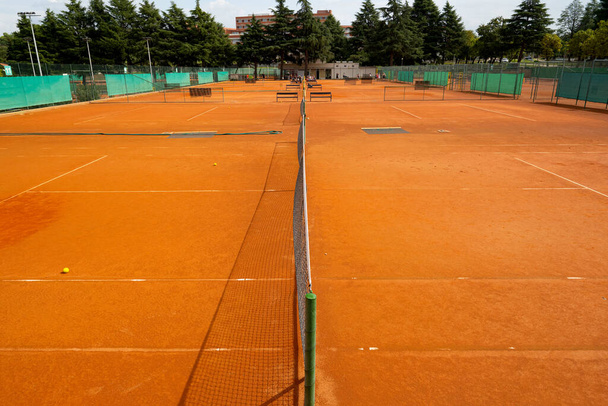 duży kort tenisowy na zewnątrz - Zdjęcie, obraz