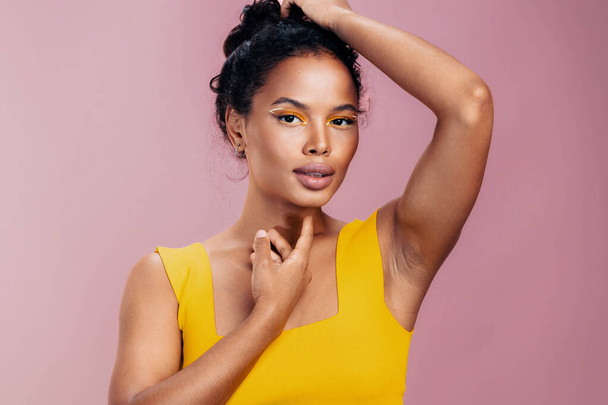Μακιγιάζ γυναίκα δέρμα πολύχρωμο ροζ στούντιο πρόσωπο δημιουργικό όμορφο μάτι αισθητικό χώρο μόδας αφρικανική ομορφιά έθνικ κίτρινο μαύρο χαμόγελο αντίγραφο μοντέλο στυλ πορτρέτο κοσμετολογία - Φωτογραφία, εικόνα