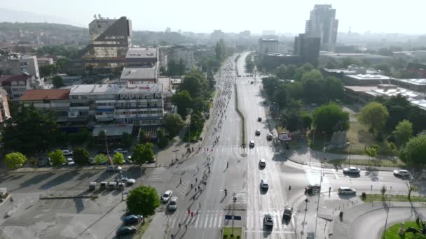 Drone aérien Prise de vue du marathon de rue à Skopje, République de Macédoine du Nord. Une foule de gens courent dans les rues de la ville. Images de drone de haute qualité - Séquence, vidéo