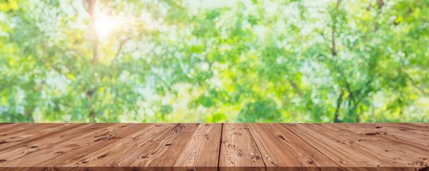 Borrão Bokeh verde com primeiro plano de mesa de madeira para produtos naturais Eco publicidade Montagem amplo Panorama fundo - Foto, Imagem