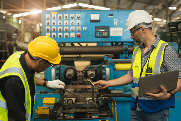 Mühendis teknisyeni takım çalışması danışma sorunu birlikte hizmet bakım eski makine güvenlik için ağır sanayi fabrikasında - Fotoğraf, Görsel